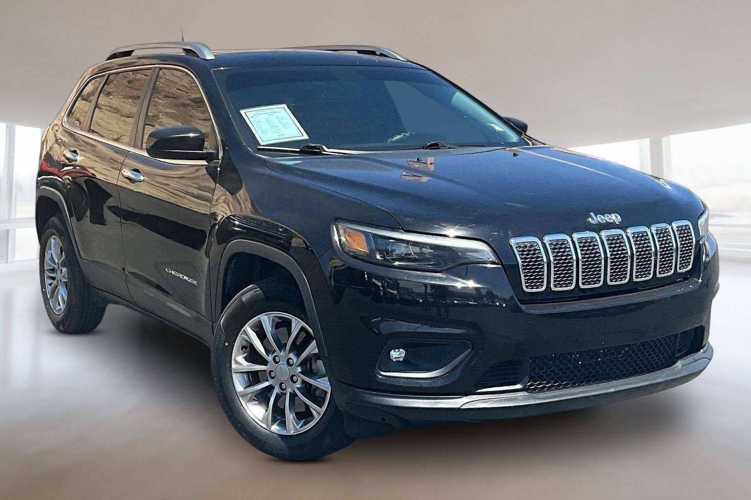 2019 Jeep Cherokee Latitude Plus in Diamond Black — front three-quarter view